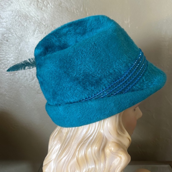 DESIGNER 1960s\' AQUA FURRY FELT FEDORA + MATCHING RHINESTONES & LONG FEATHER main image 7